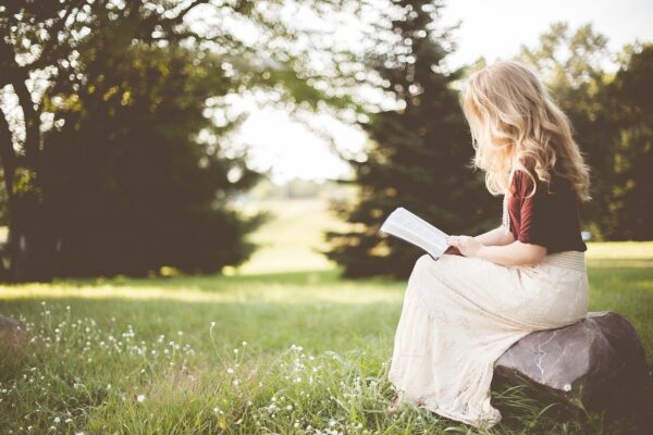 公園で読書する女性　写真