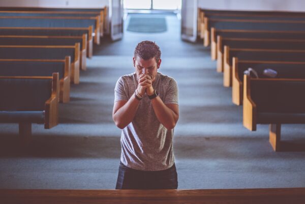 祈りをささげる男性　画像